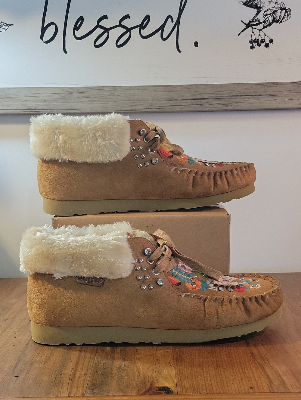 Montana West Women’s Faux-Fur Lined Moccasin Boot in Tan w\ Embroidery Size 8